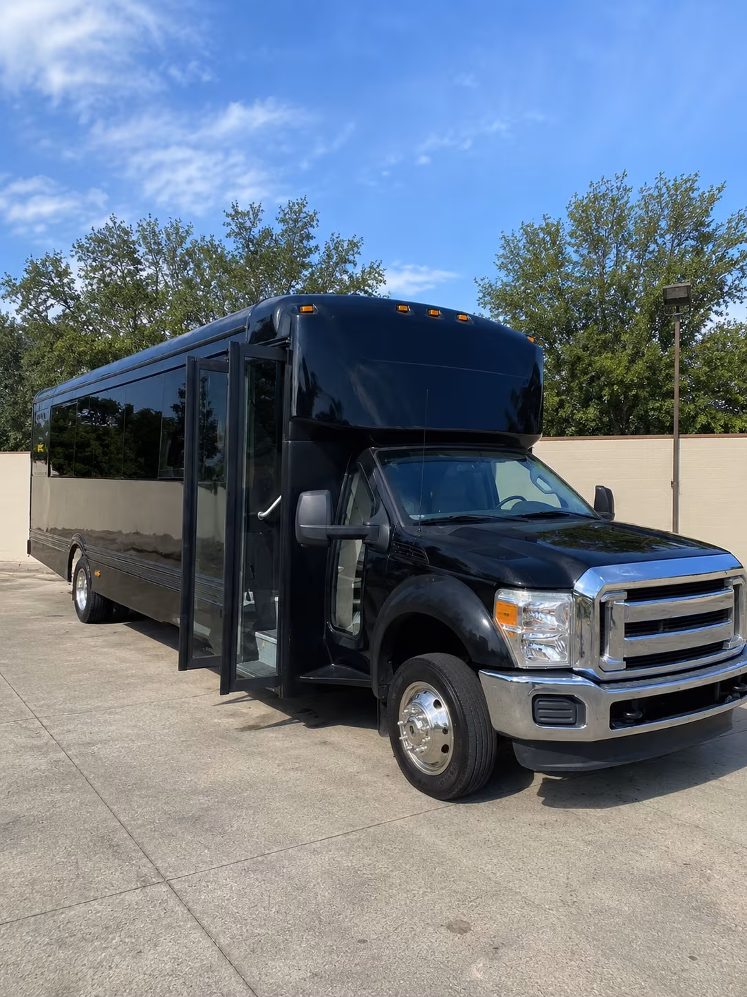 roanoke 20 passenger party bus